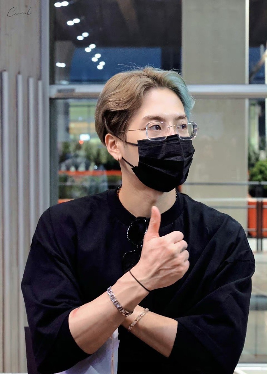 王嘉尔鸳鸯发色#王嘉尔染了鸳鸯发色,这也太特别了吧,又酷又飒,不愧