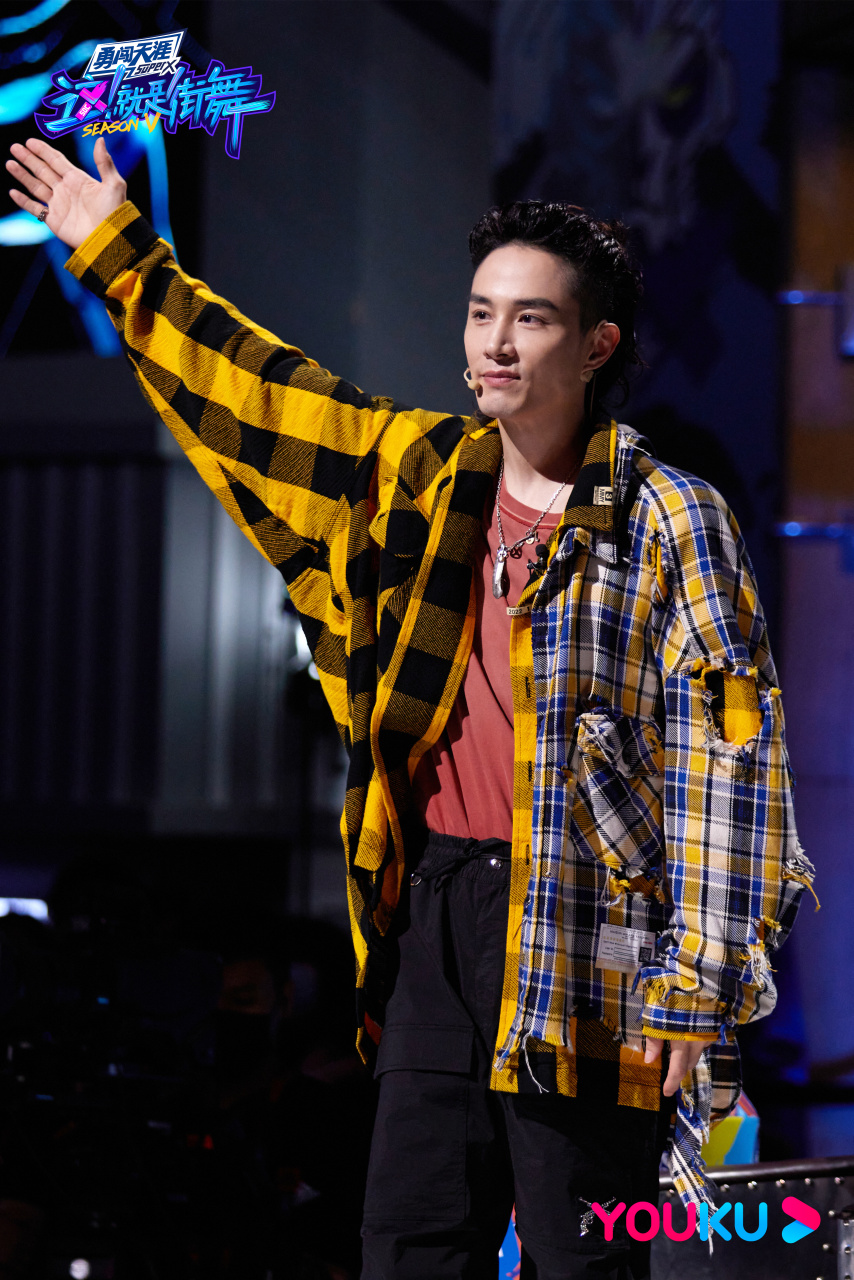 这就是街舞# 送上@李承铉 队长今日份穿搭show[得意]街舞宇宙超燃