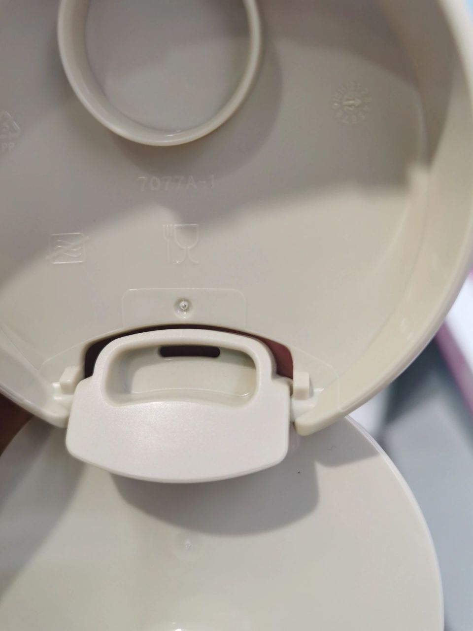 特百惠真假对比 很小的一个小细节,是一个好心的实体店店主告诉我的才