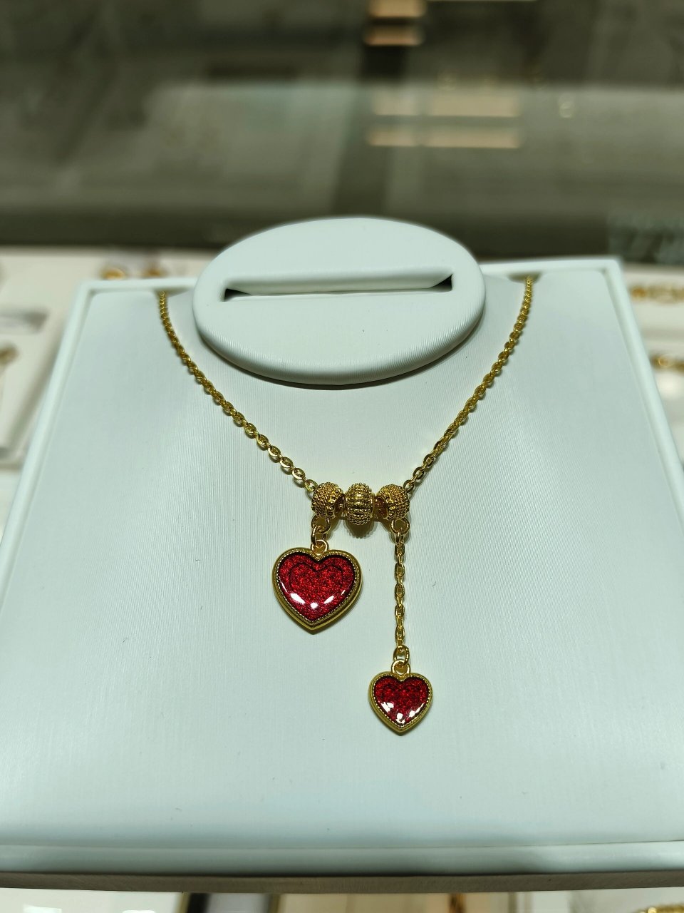 六福珠宝福满传家系列 小红心项链,代表着一路上有你的寓意,让你彰显