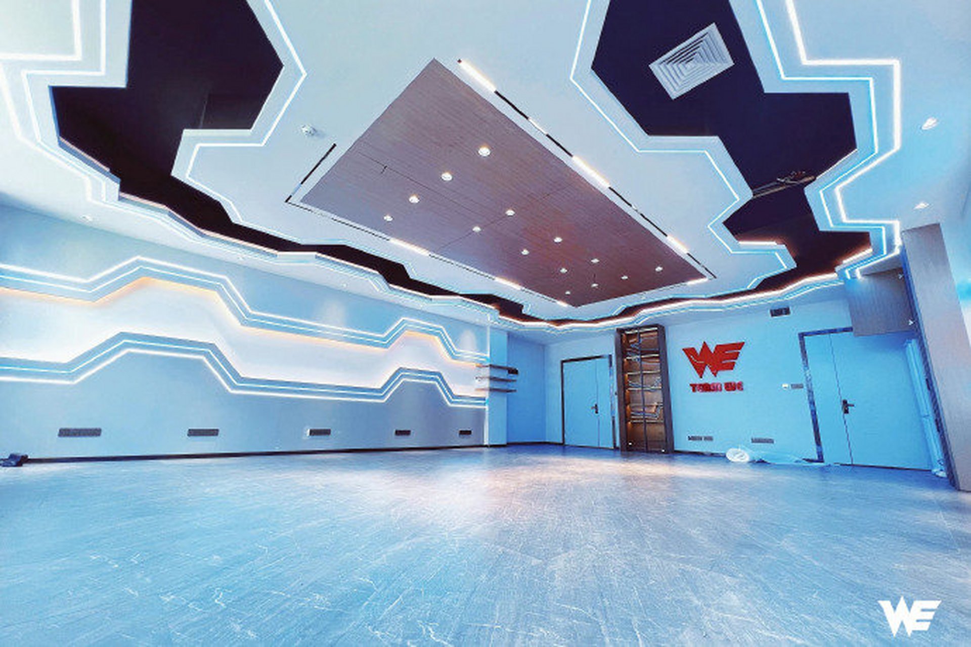 【we正式训练室装修完成】  @we电子竞技俱乐部1 :搬的时候马哥还问