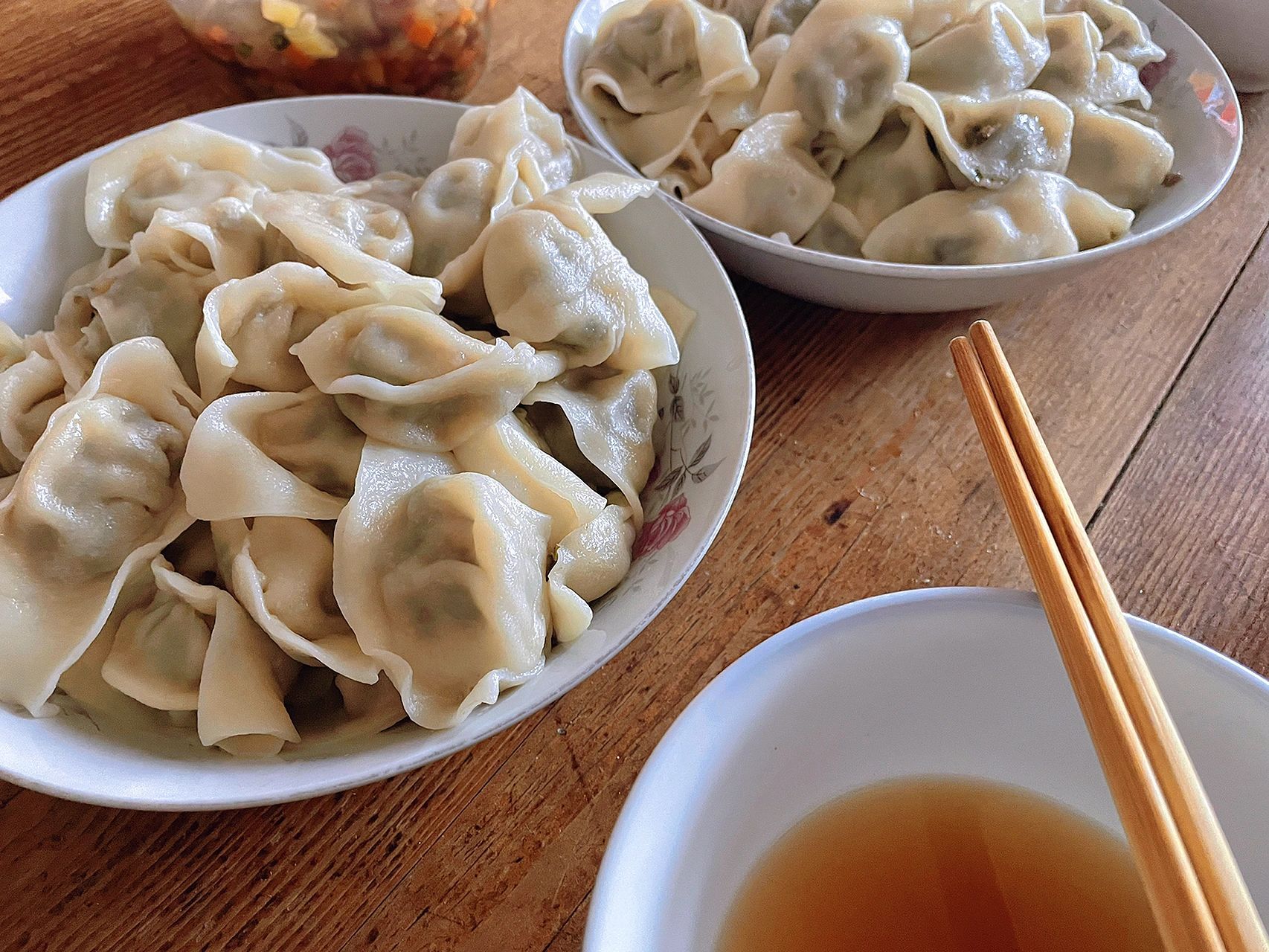 甘肃阿姨包的花椒芽饺子 阿姨包饺子是把面擀成一大片,然后切成馄饨皮