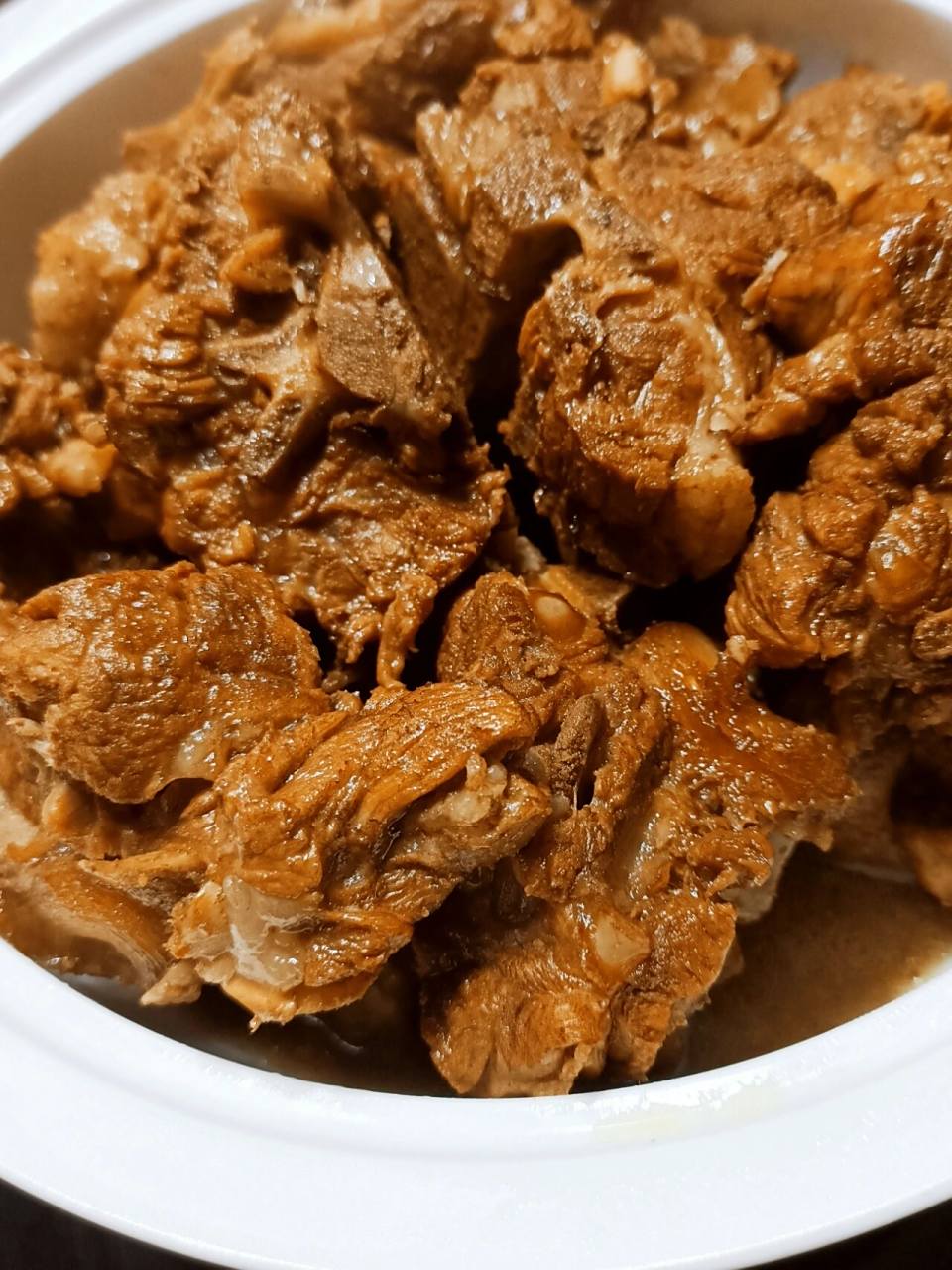 炖梅花骨 梅花骨是猪身上营养价值比较高的一部分,这个部分营养价值