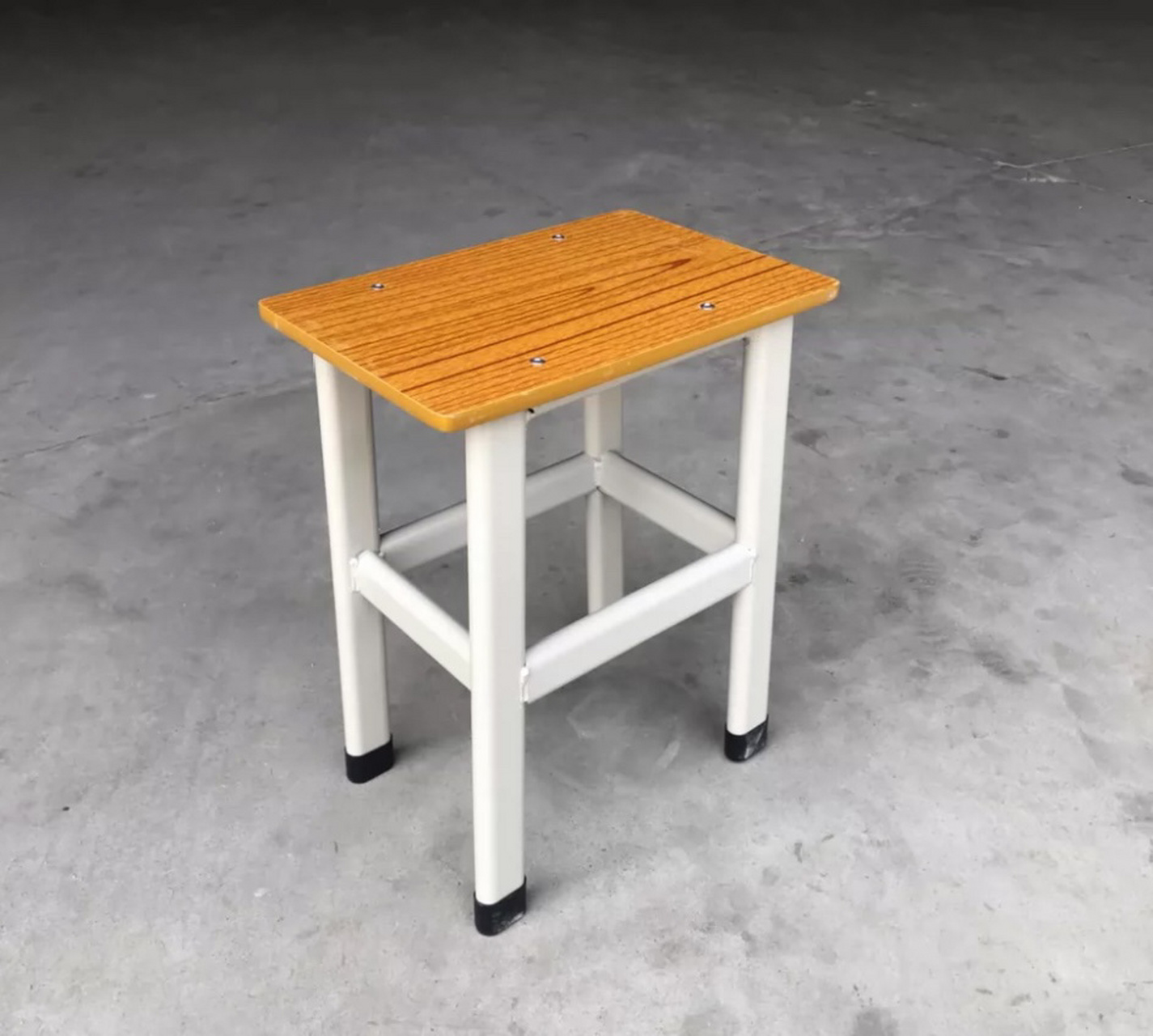 学校这种凳子真的利于学习吗 现在还有学校在用这种凳子吗 还是破旧版