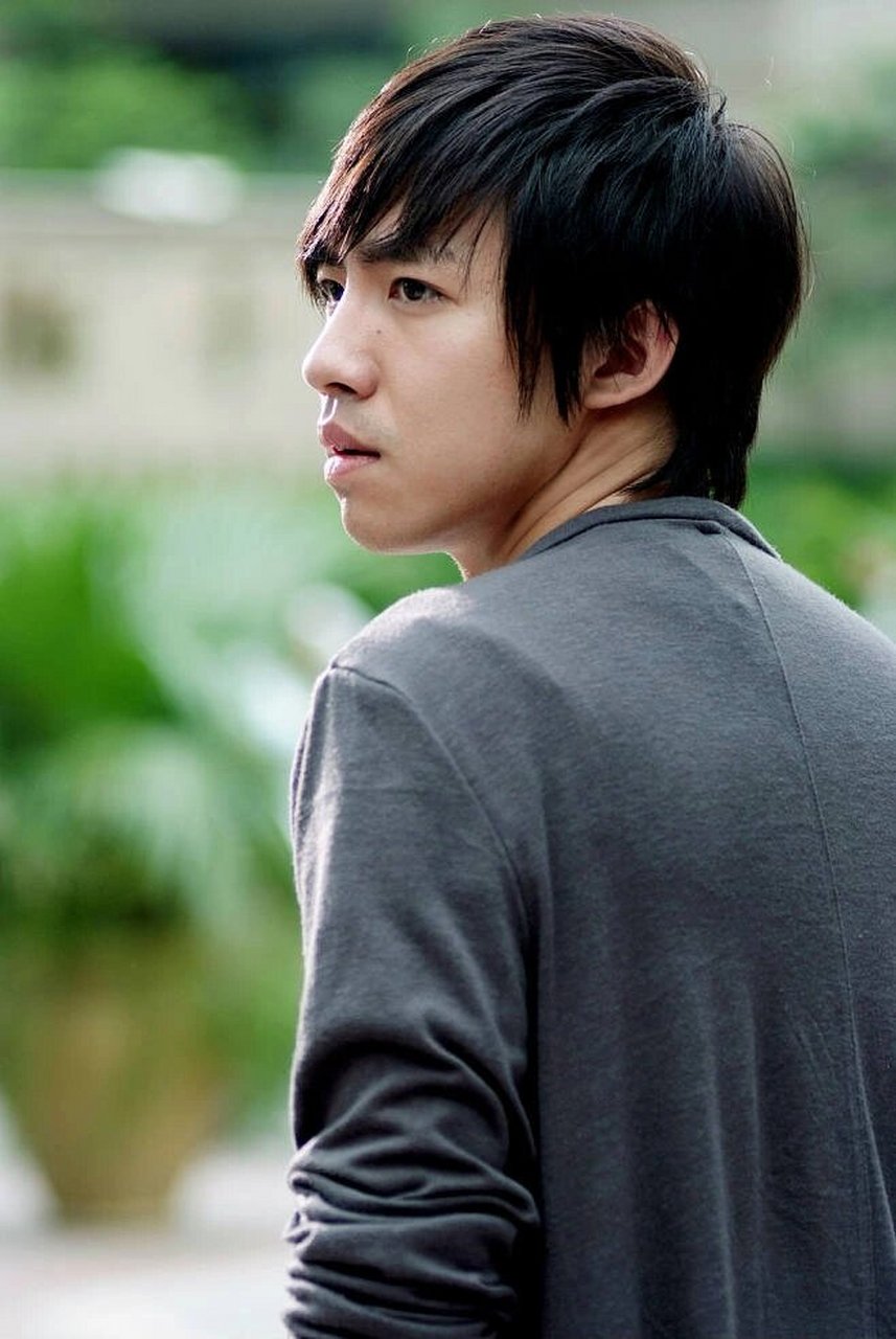 俞灏明:从烧伤的低谷到颜值的巅峰 在华语娱乐圈中,俞灏明是一个令人