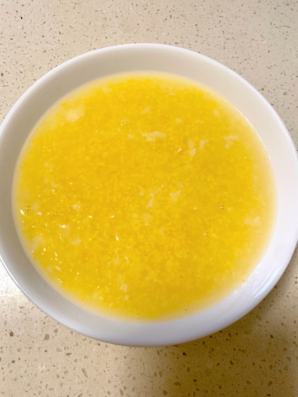 玉米糁大米粥,简单营养 1,适量的大米和玉米糁,多加点水 2,电饭煲煮粥