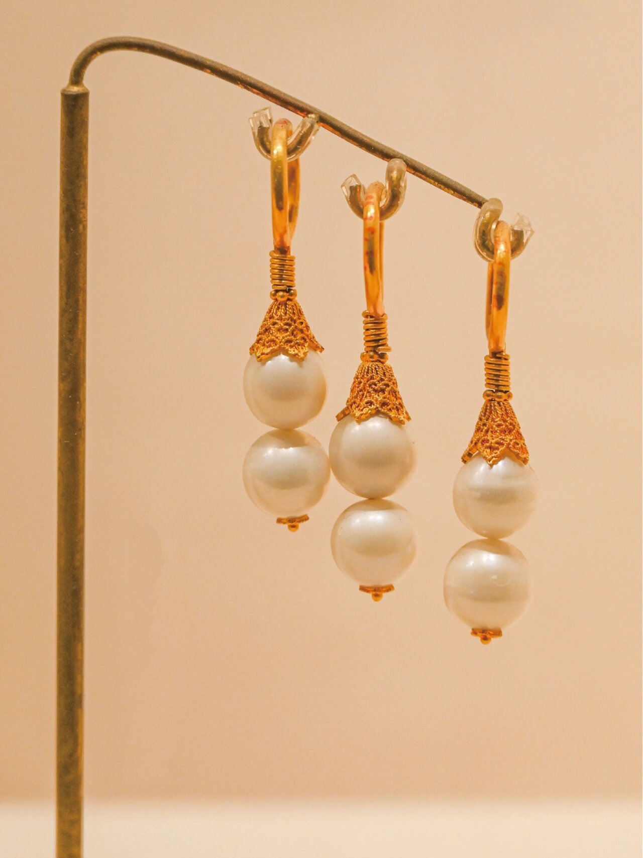 皇后向华妃炫耀的东珠耳环,这套上用了12颗 清·金镶珍珠耳环 每个环