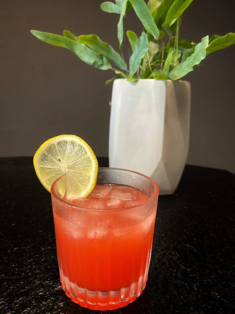 龙舌兰日落93是以龙舌兰为基酒,龙舌兰酒也是"特基拉酒",是墨西哥