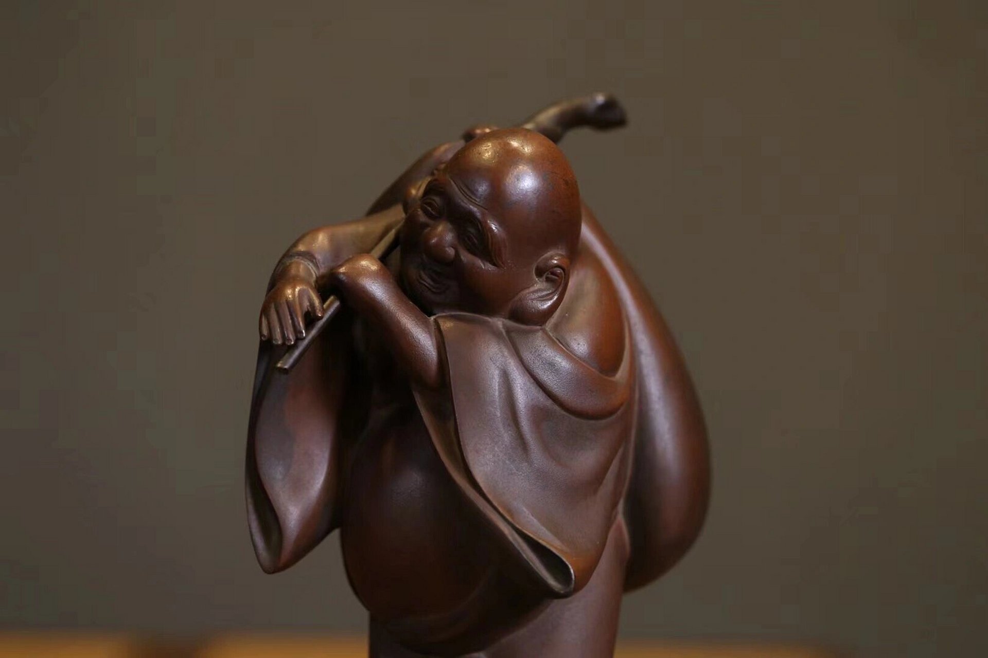 民国时期 · 铜布袋和尚 纯铜,布袋和尚脸带笑容,手握禅杖布袋,面像