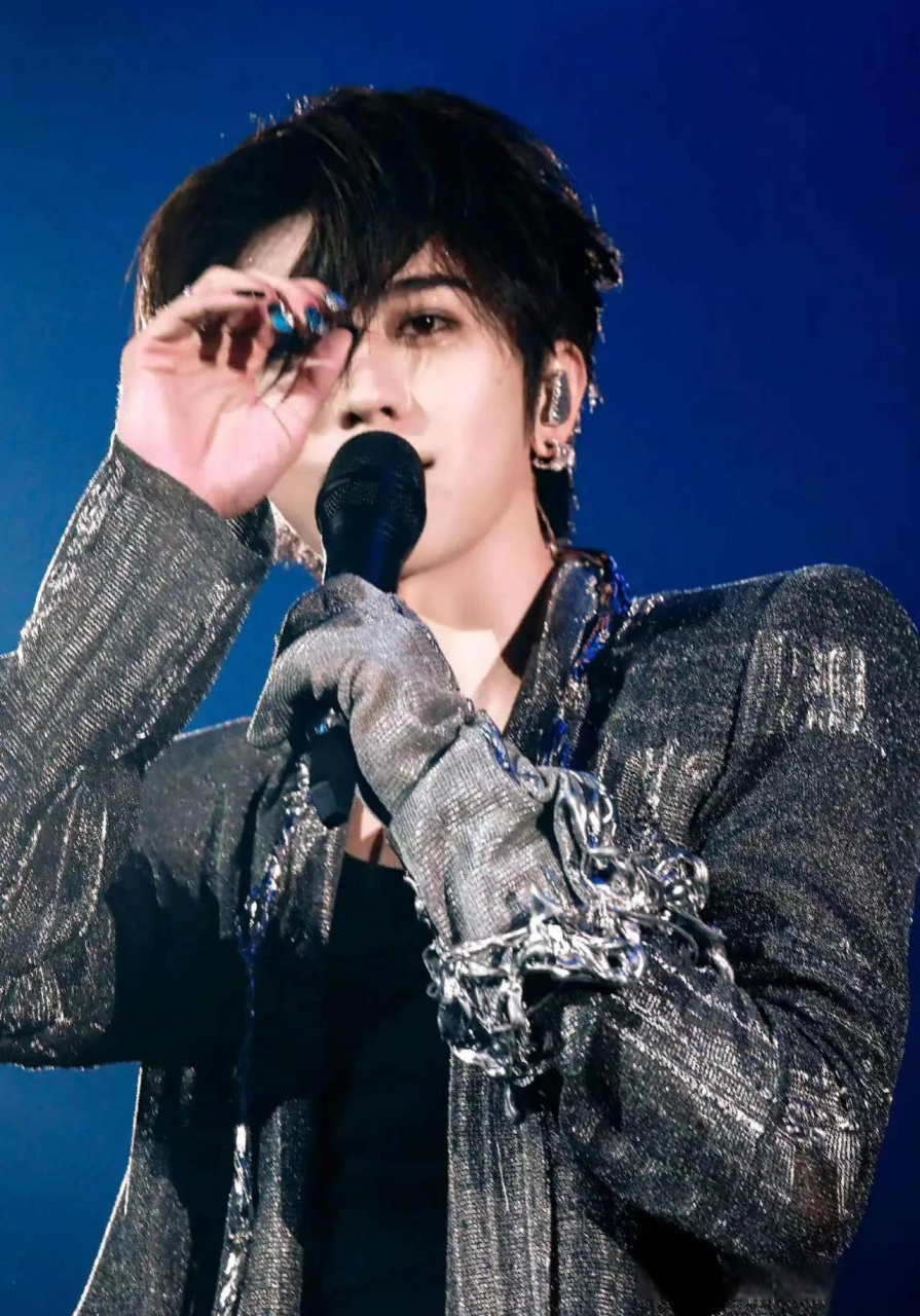 如果是因为舞台表演需要男明星们美甲,观众大致都可以接受.