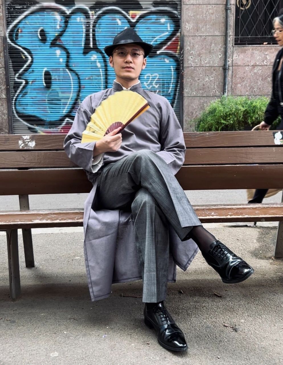 在西班牙挑战胡适穿搭 模仿胡适的西裤 长衫 黑皮鞋 黑丝袜的民国穿搭