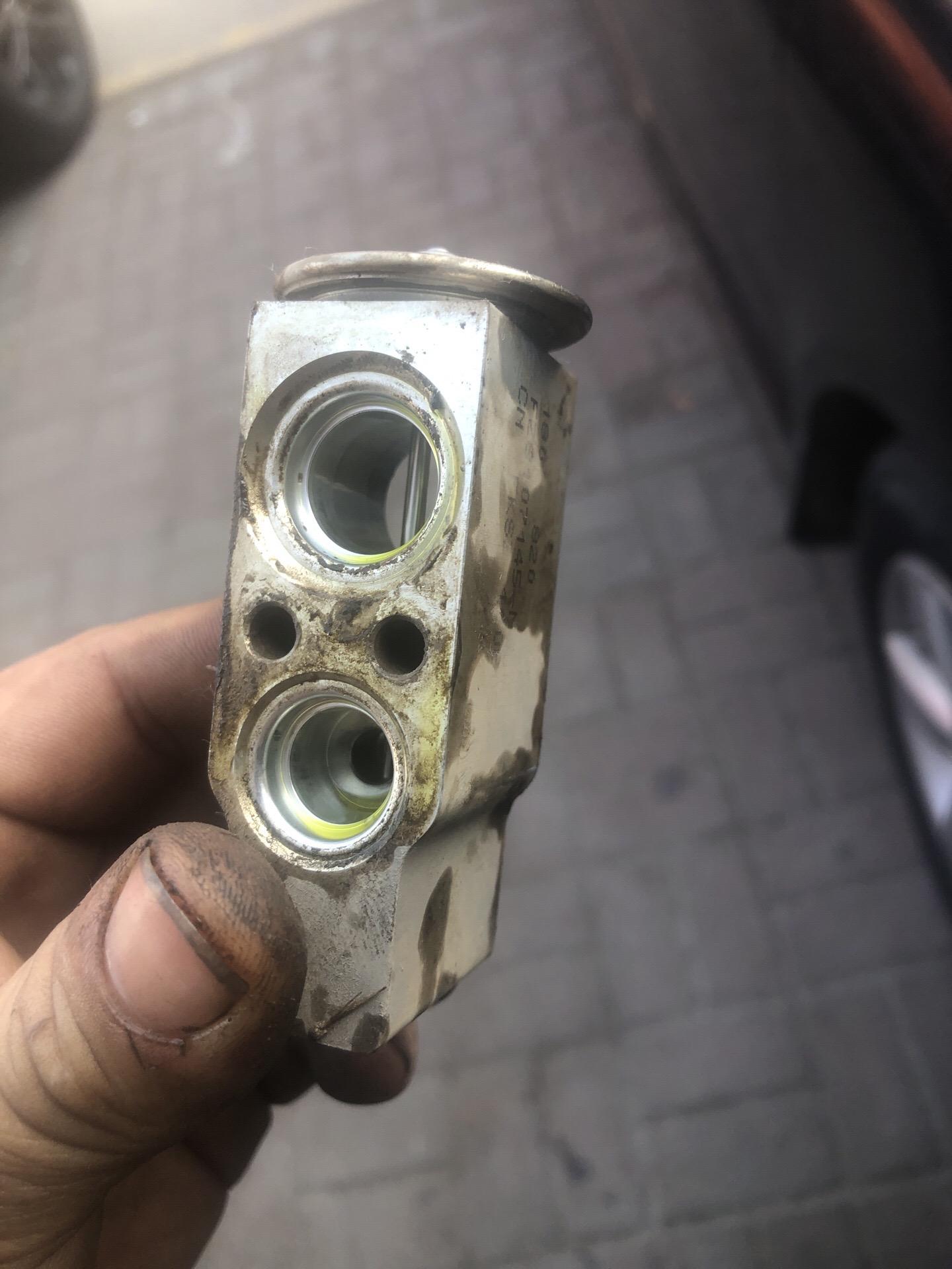 大众朗逸检修空调,换膨胀阀总成,换高端大克数金冷,该维护车的抓紧