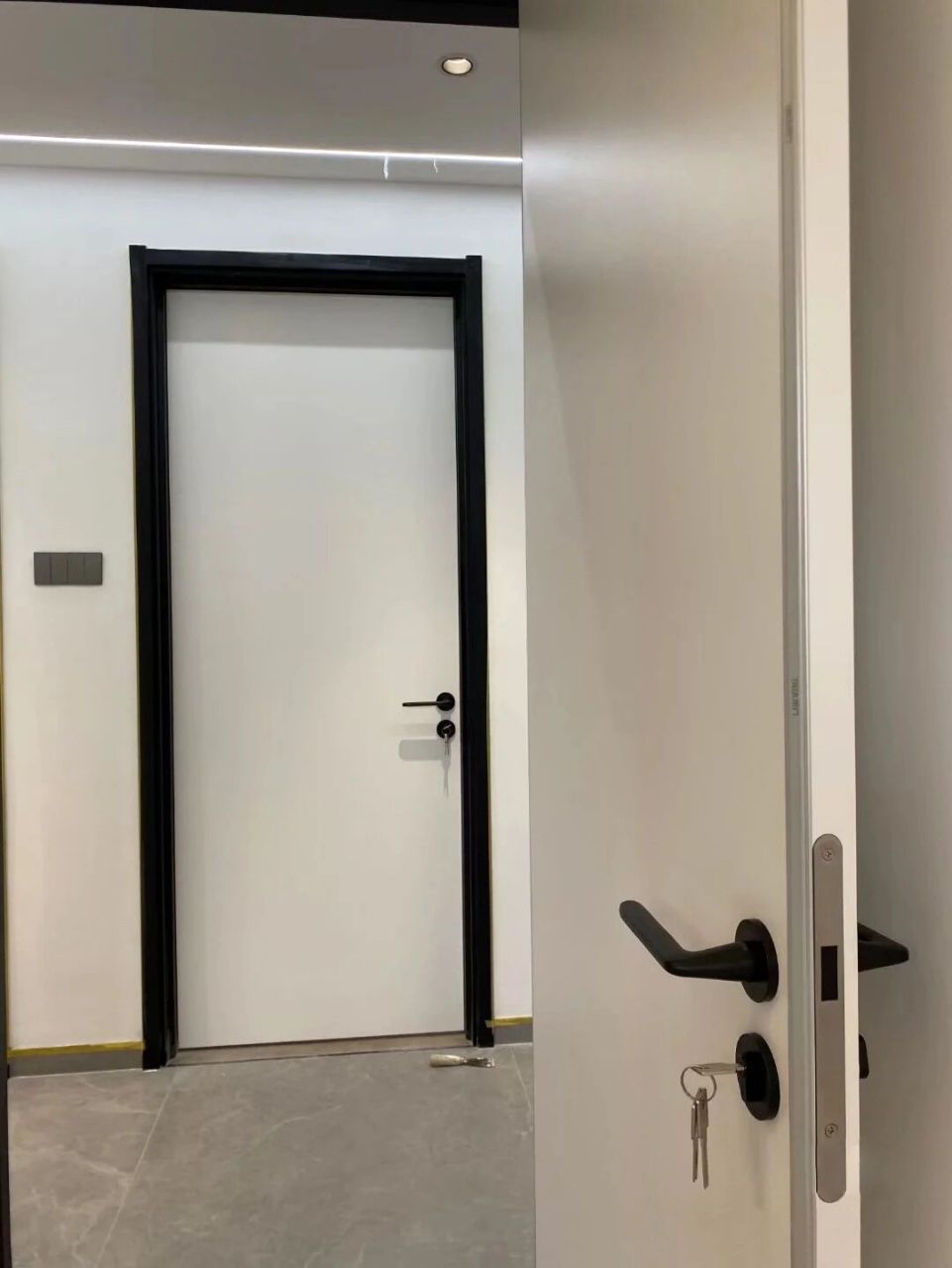 1米的门高,白色门扇77黑色门套,其实这个门框可以选更窄一点效果会