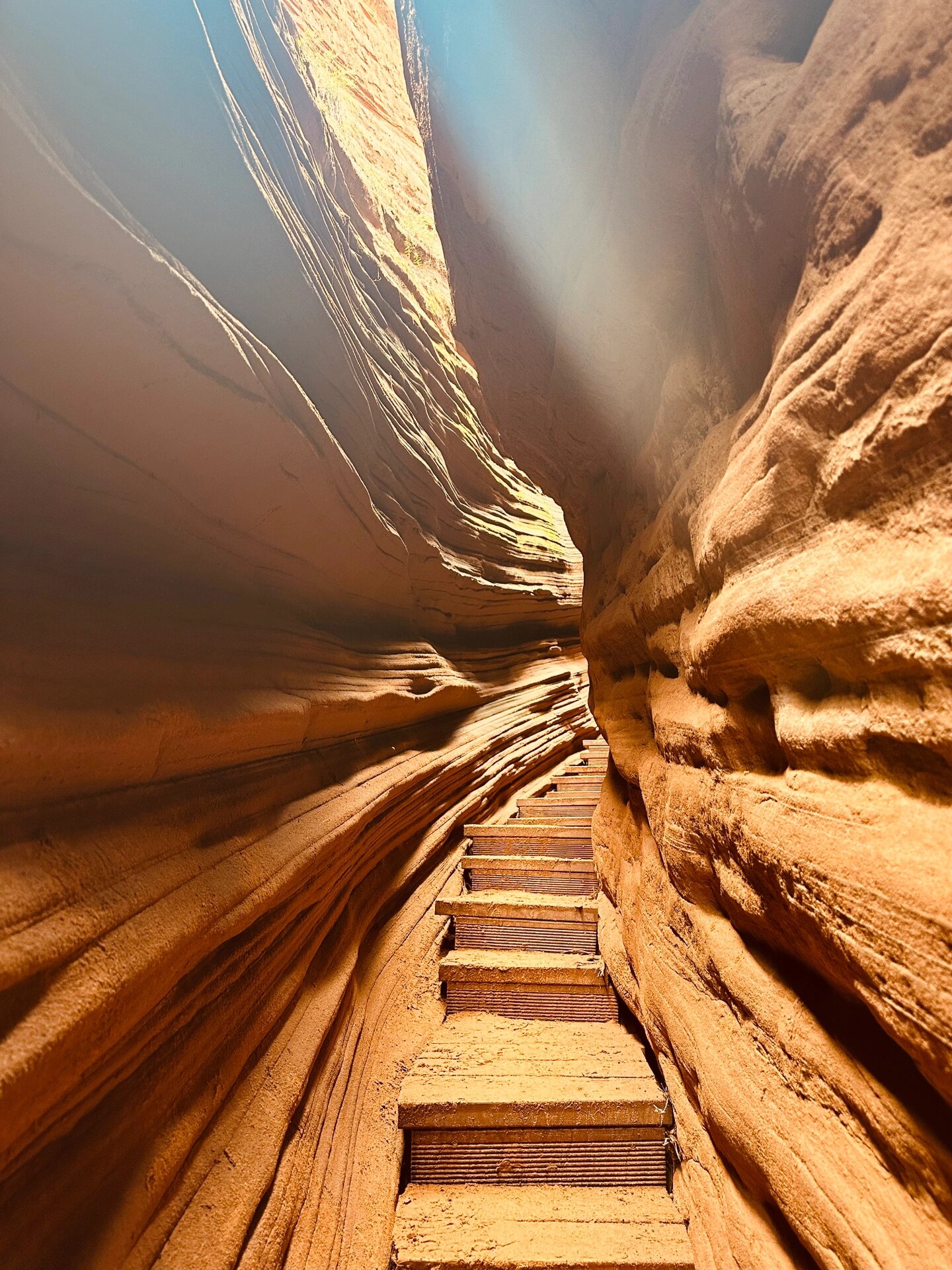 靖边波浪谷之一线天地心丹霞美景 美轮美奂,无可比拟的丹霞地貌:地心