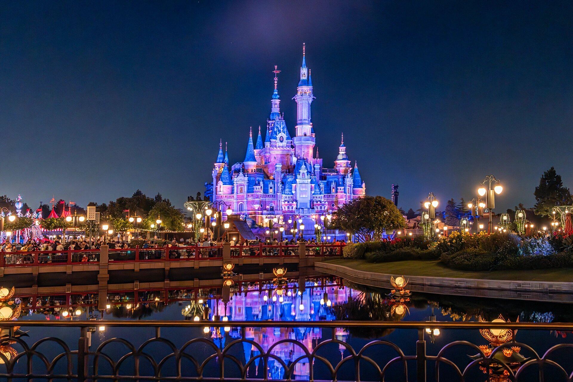 迪士尼烟花最佳免费观赏机位 不要为了看烟花,早早地去城堡前抢占前排