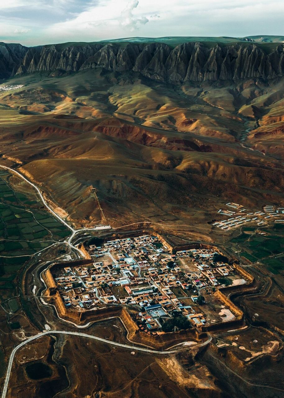 古城 09景点:八角城古遗址 99地点:甘肃省甘南藏族自治州夏河县