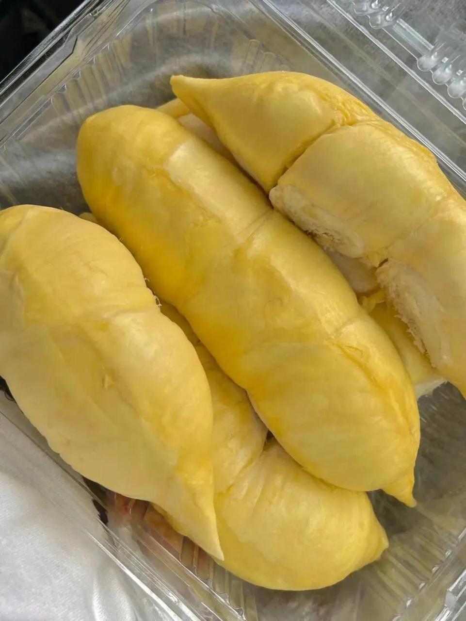 我花300元在超市买了一盒榴莲肉,回家乘电梯时,一个老太太问我要,我