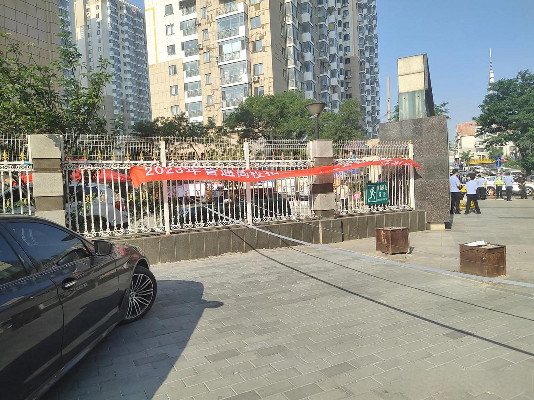 今早坐公交车路过大连市第六中学,发现这里是高考考点之一.