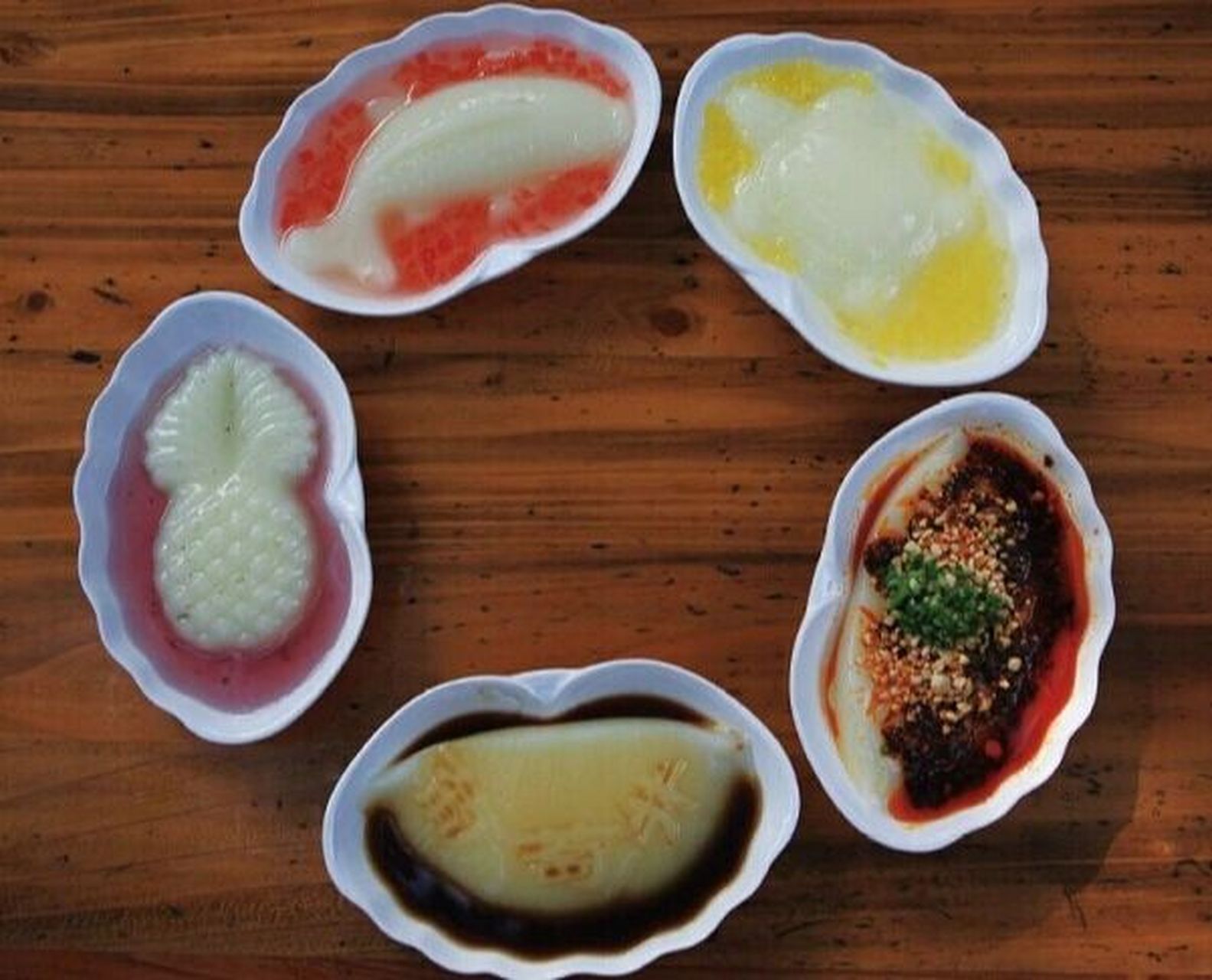 宜宾特色小吃之双河凉糕 葡萄井水很特别,双河人就用葡萄井的泉水泡米