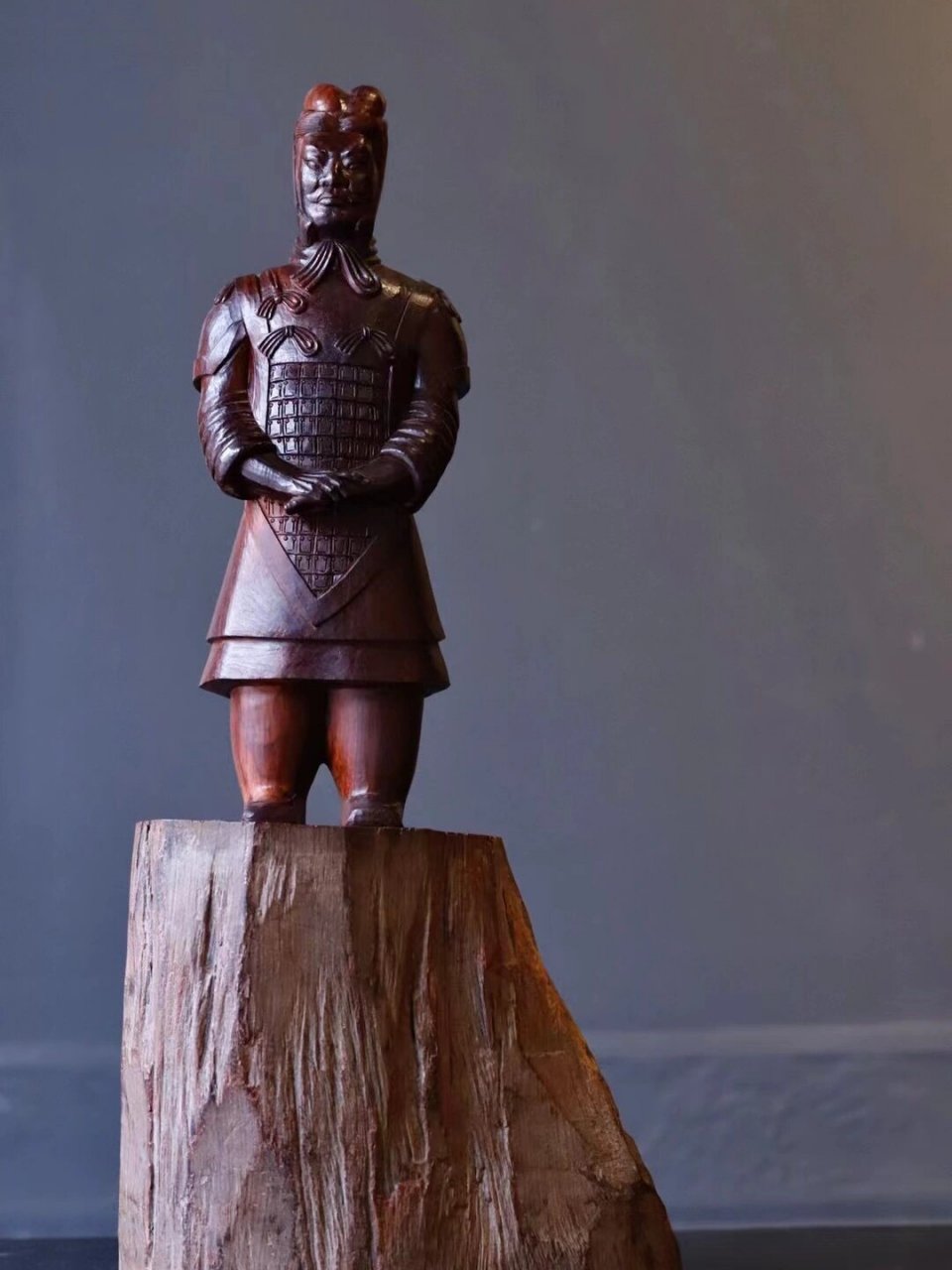 案摆|兵马俑 将军俑头戴像两个犄角一样的冠帽,前额刻有缕缕抬头纹