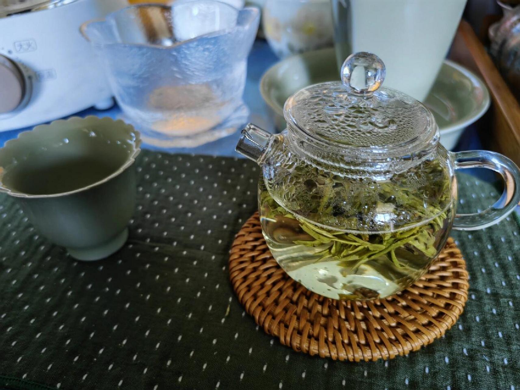前几天喝的绿茶泡出的茶汤上会漂浮好多白毛毛,网上一查才知道,那是茶