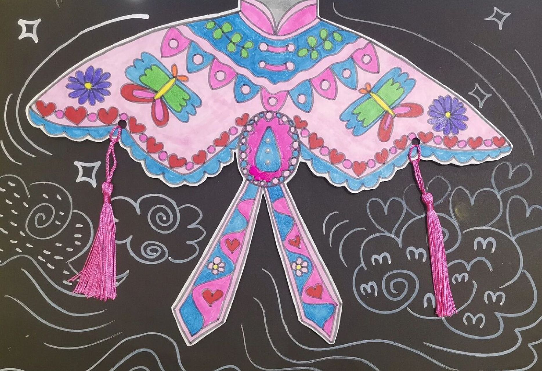 94粉红云肩94 准备材料:白卡纸一张;深色卡纸一