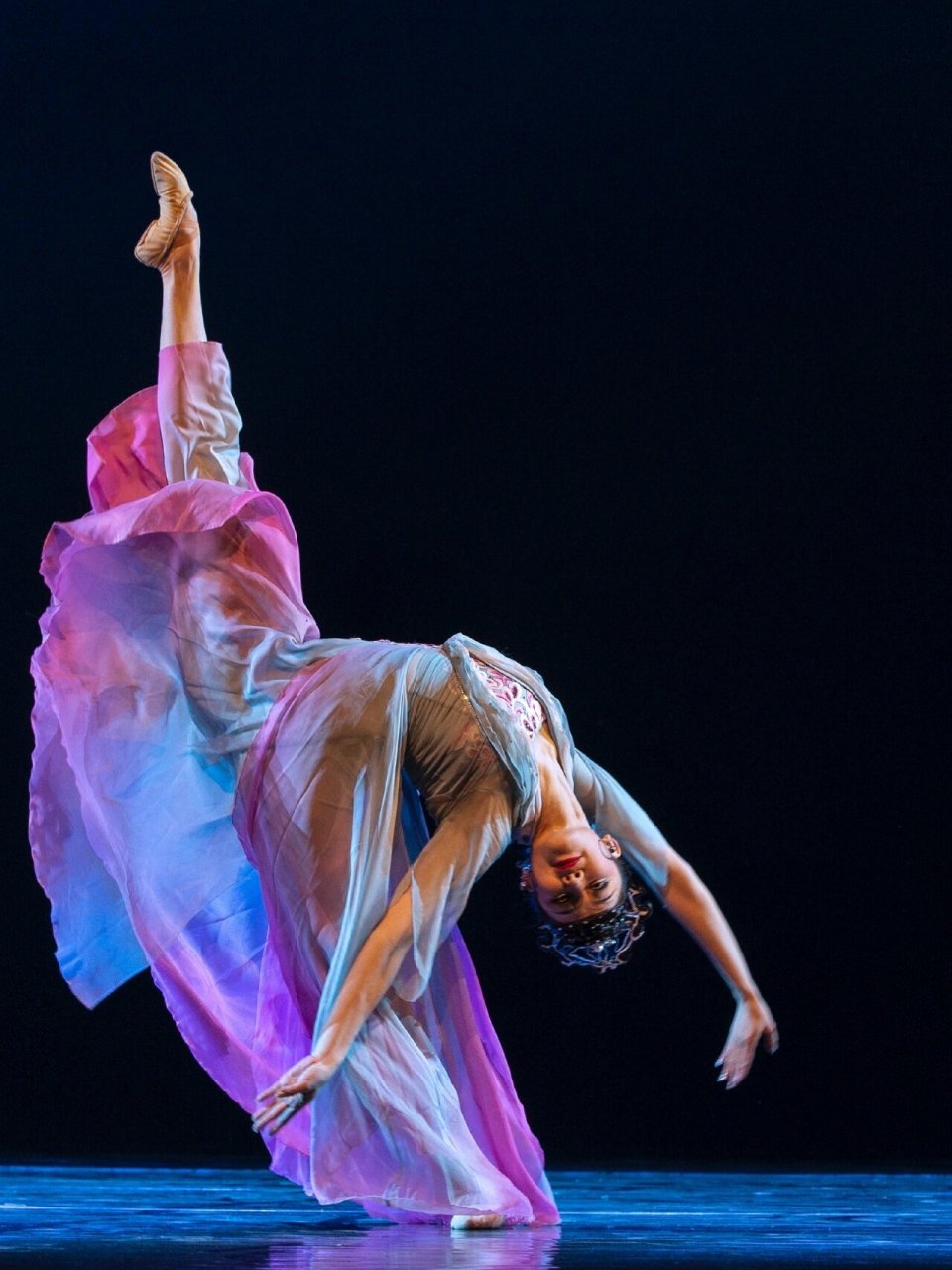 和羞走,倚门回首,却把青梅嗅.