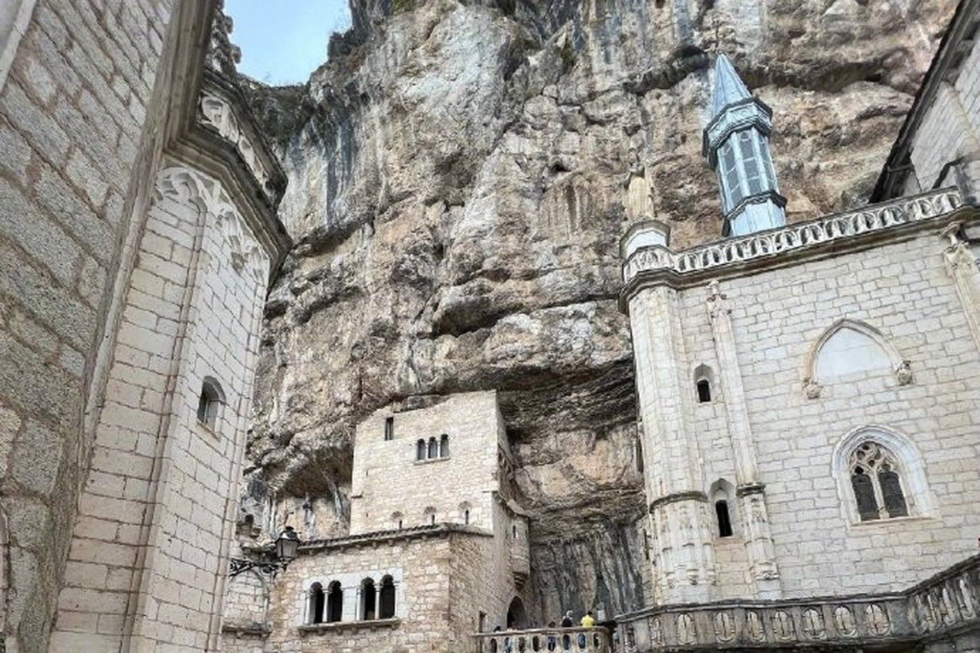 法国1300年古剑被人从悬崖上拔走#传说,大天使米迦勒将这把无坚不摧