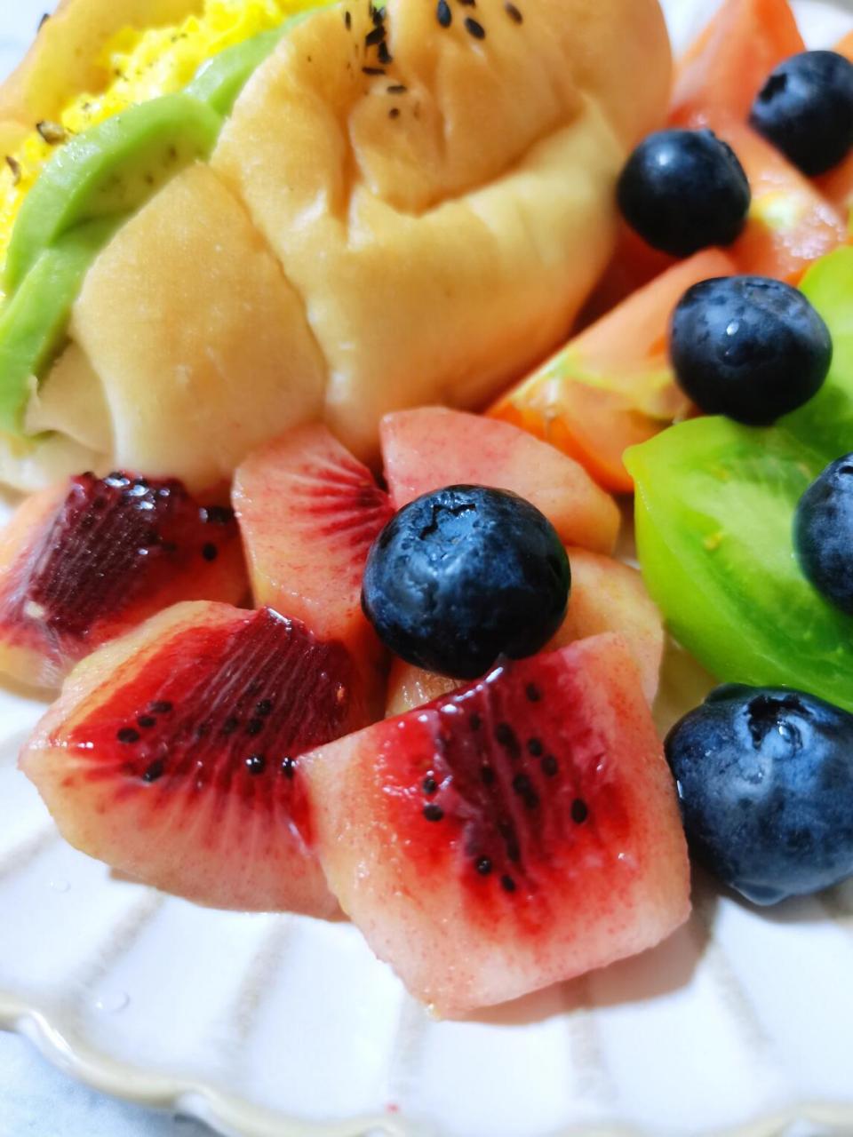 今日早餐分享: 牛油果滑蛋盐卷三明治 番茄77猕猴桃77蓝莓 牛奶