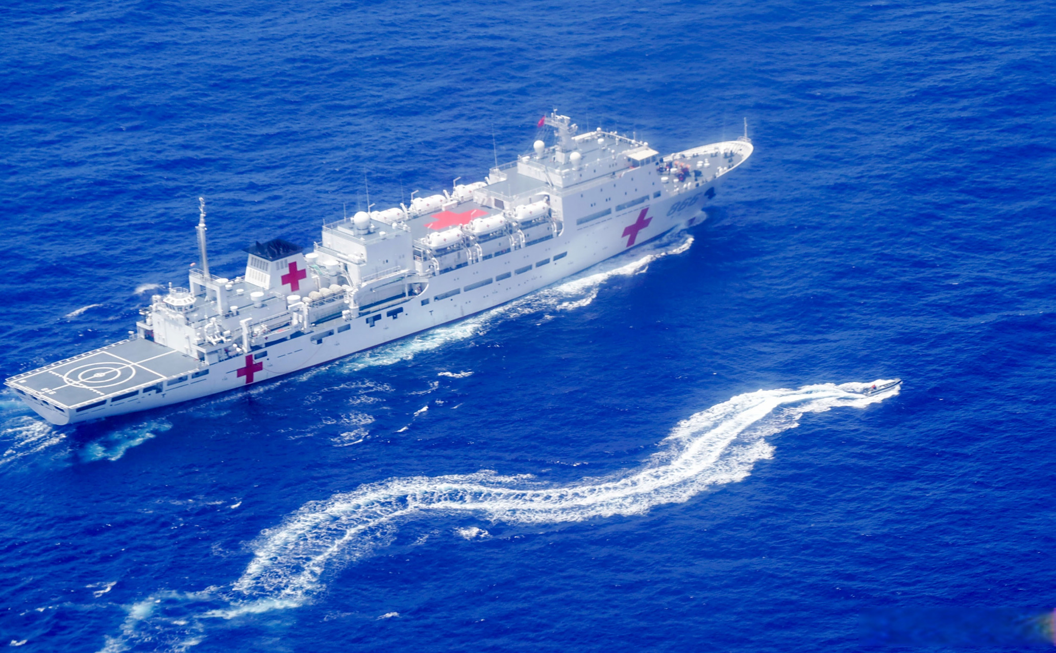 【"和平方舟"号医院船组织反恐反海盗演练】7月10日上午,正在执行"