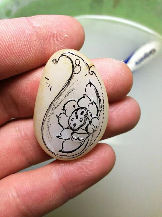 和田玉上不同的荷花雕刻