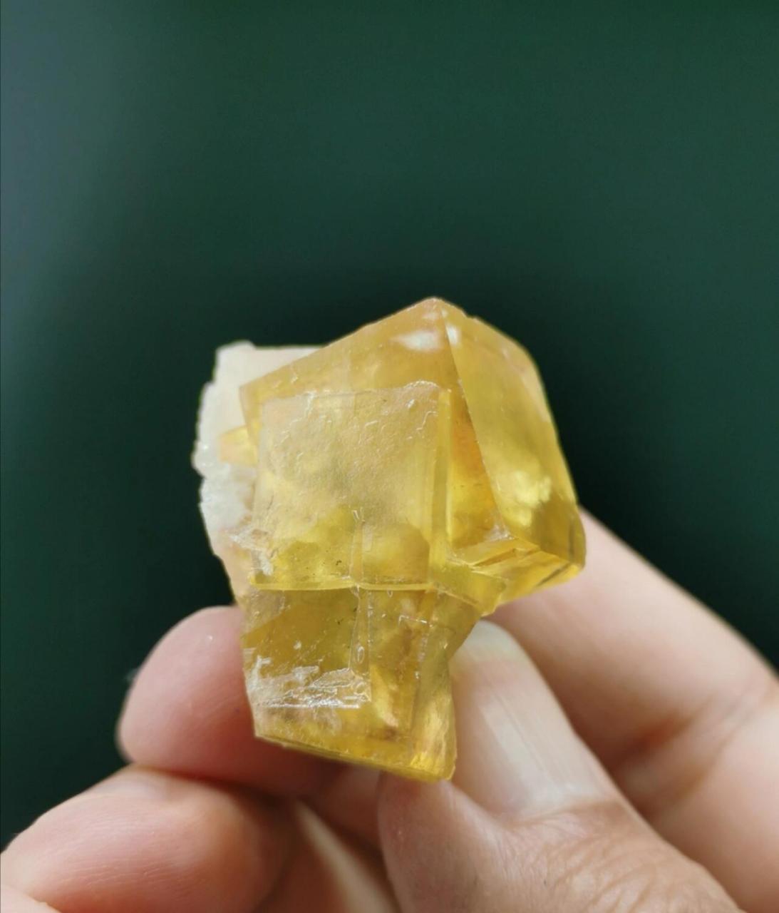 等轴晶系,其主要成分是氟化钙(caf2) .