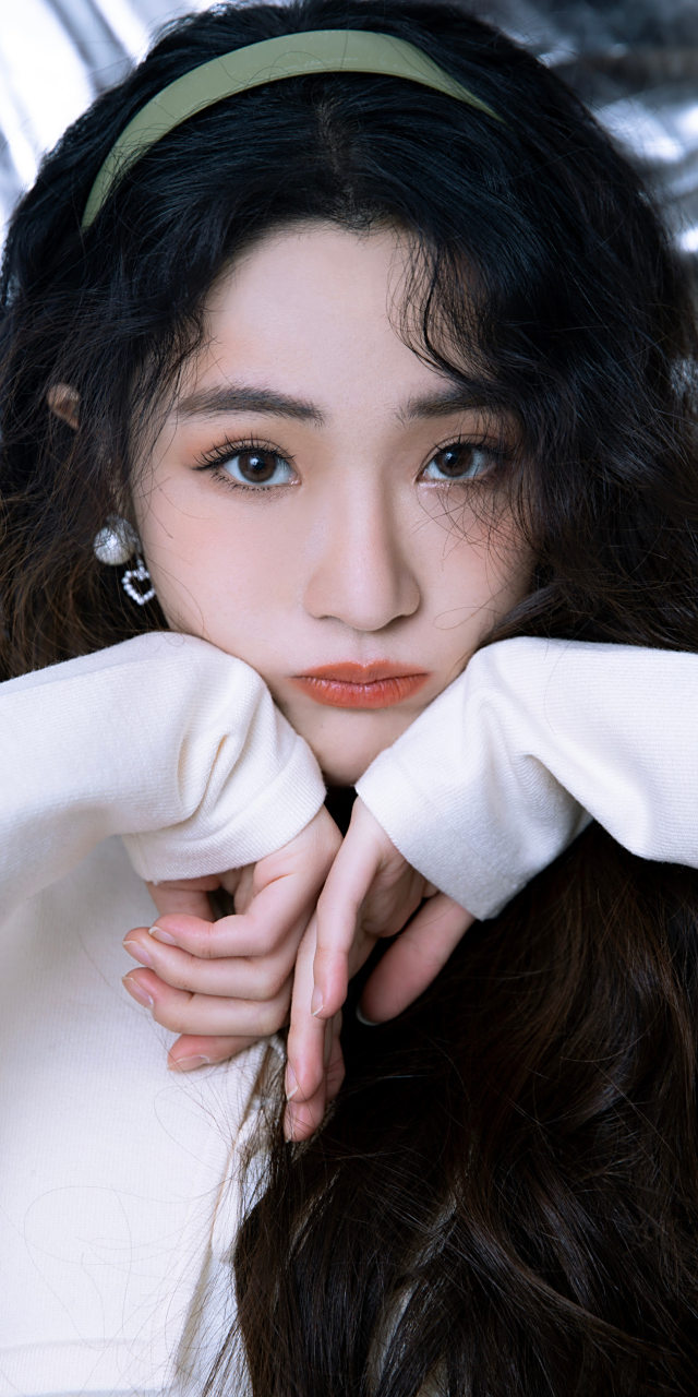 张可盈卷发白裙甜美写真头像壁纸