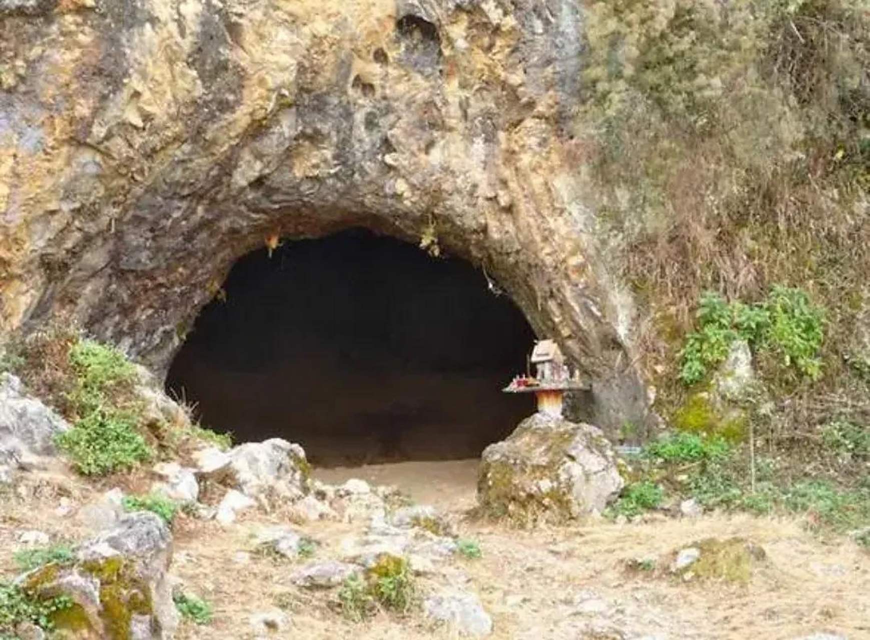 在山里转悠时发现一个山洞,黑咕隆咚地,但洞口很干净.