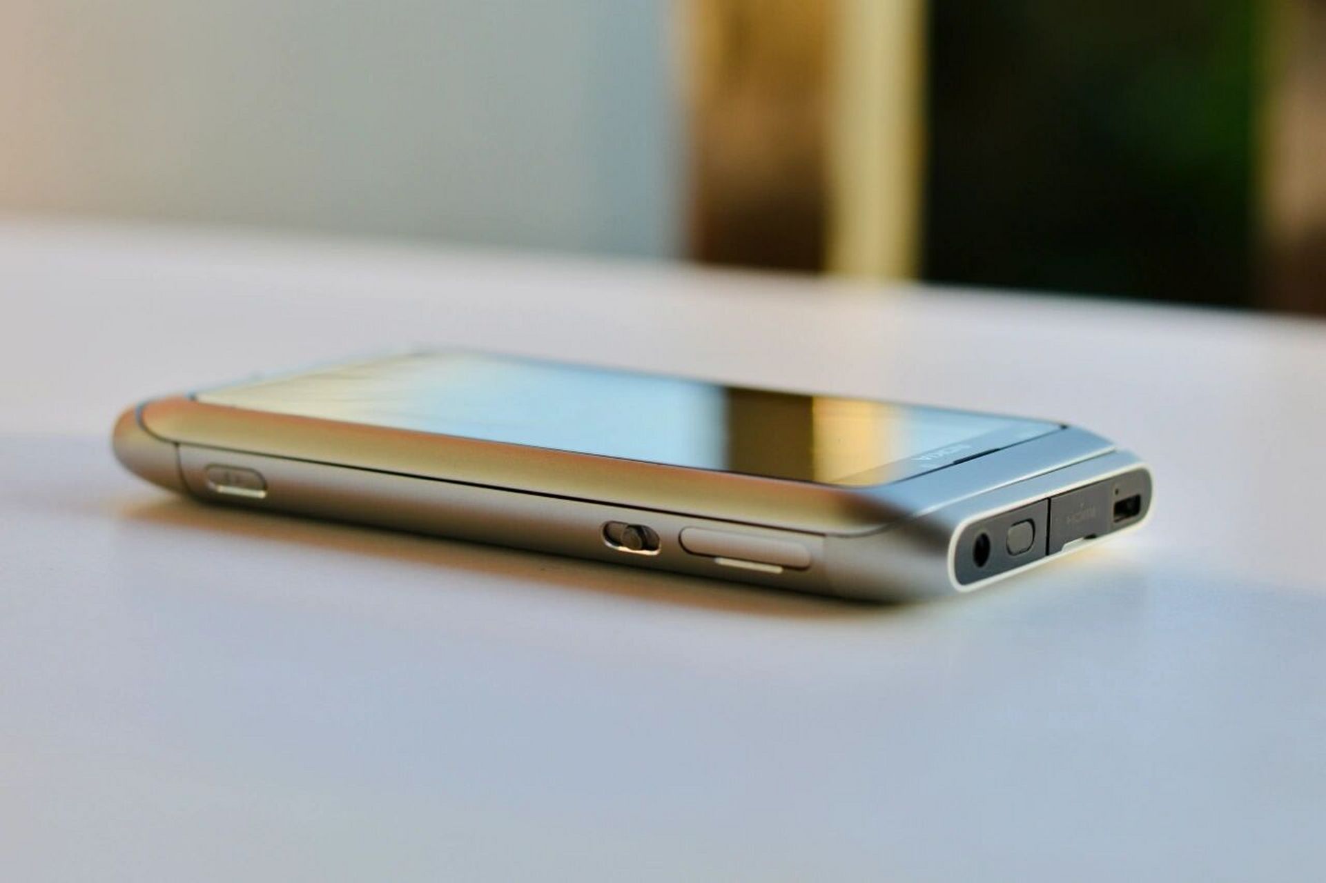 诺基亚e7-00,就像一位旧时代的老英雄 他是承接n97的诺基亚全键盘旗舰