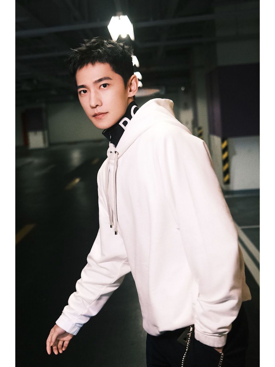 杨洋ootd|90周年庆典卫衣look  品牌代言人杨洋 潇洒诠释连帽卫衣与