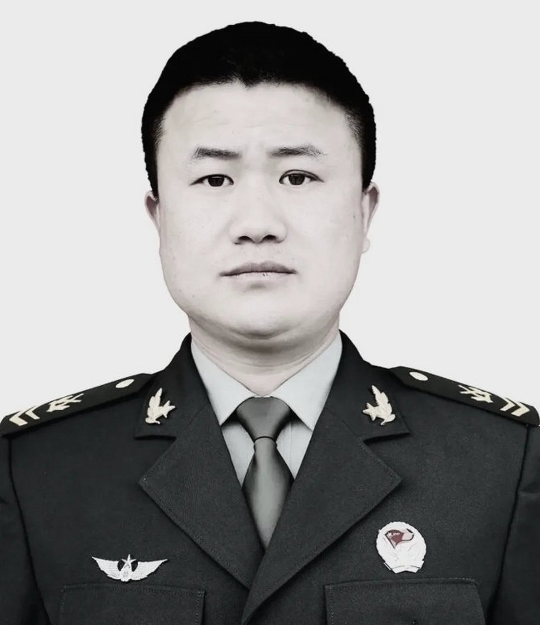 中国赴马里维和部队战士申亮亮为阻止汽车炸弹冲入营区而壮烈牺牲,时
