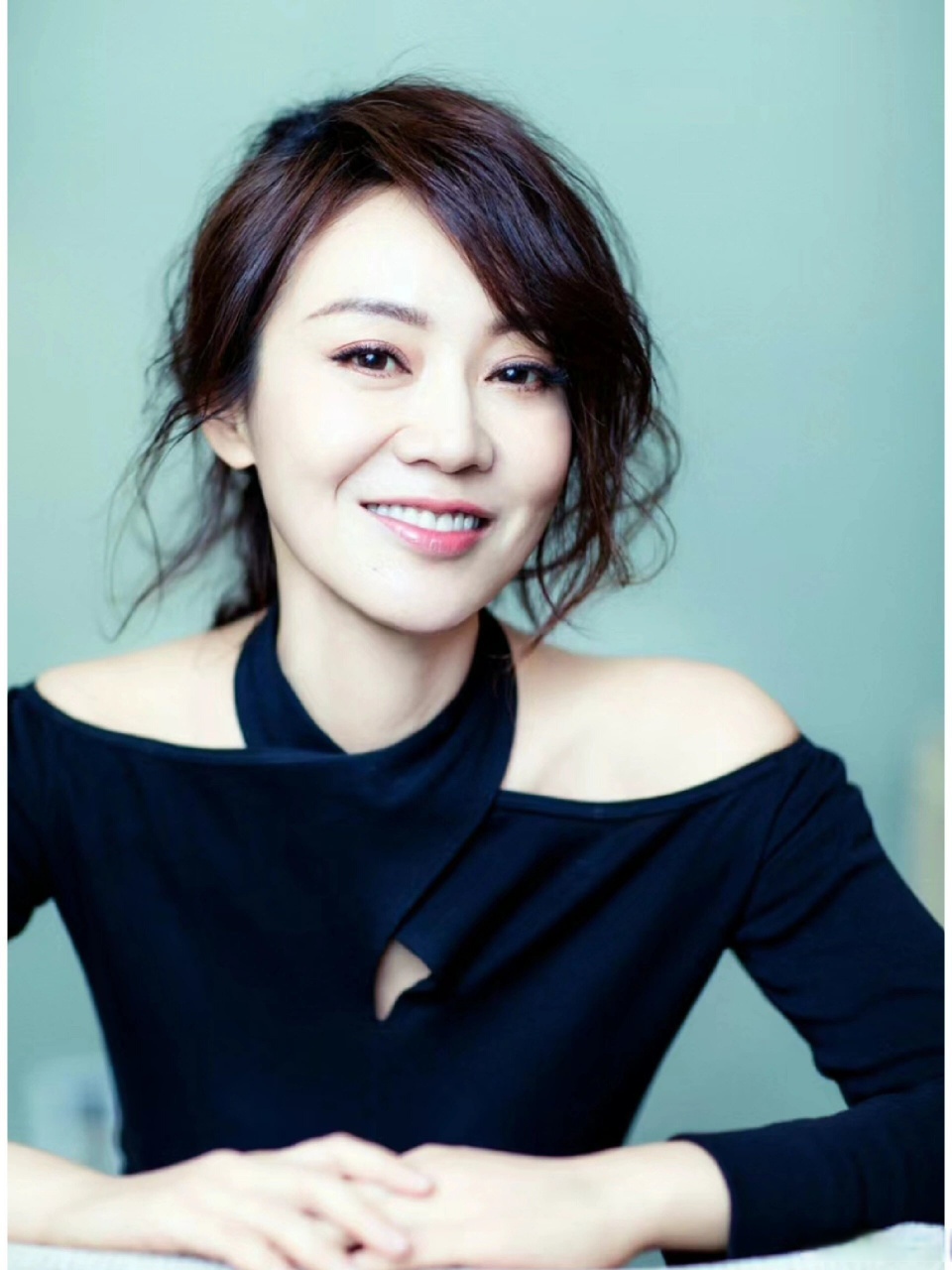 不需要装嫩还极其娇俏,特别适合年下的中年女演员,张嘉译说闫妮是他