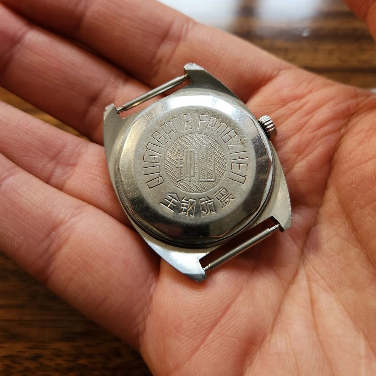 南京手表厂 钟山牌手表 70年代末生产,鱼鳞花纹盘面,品相完好无硬伤.
