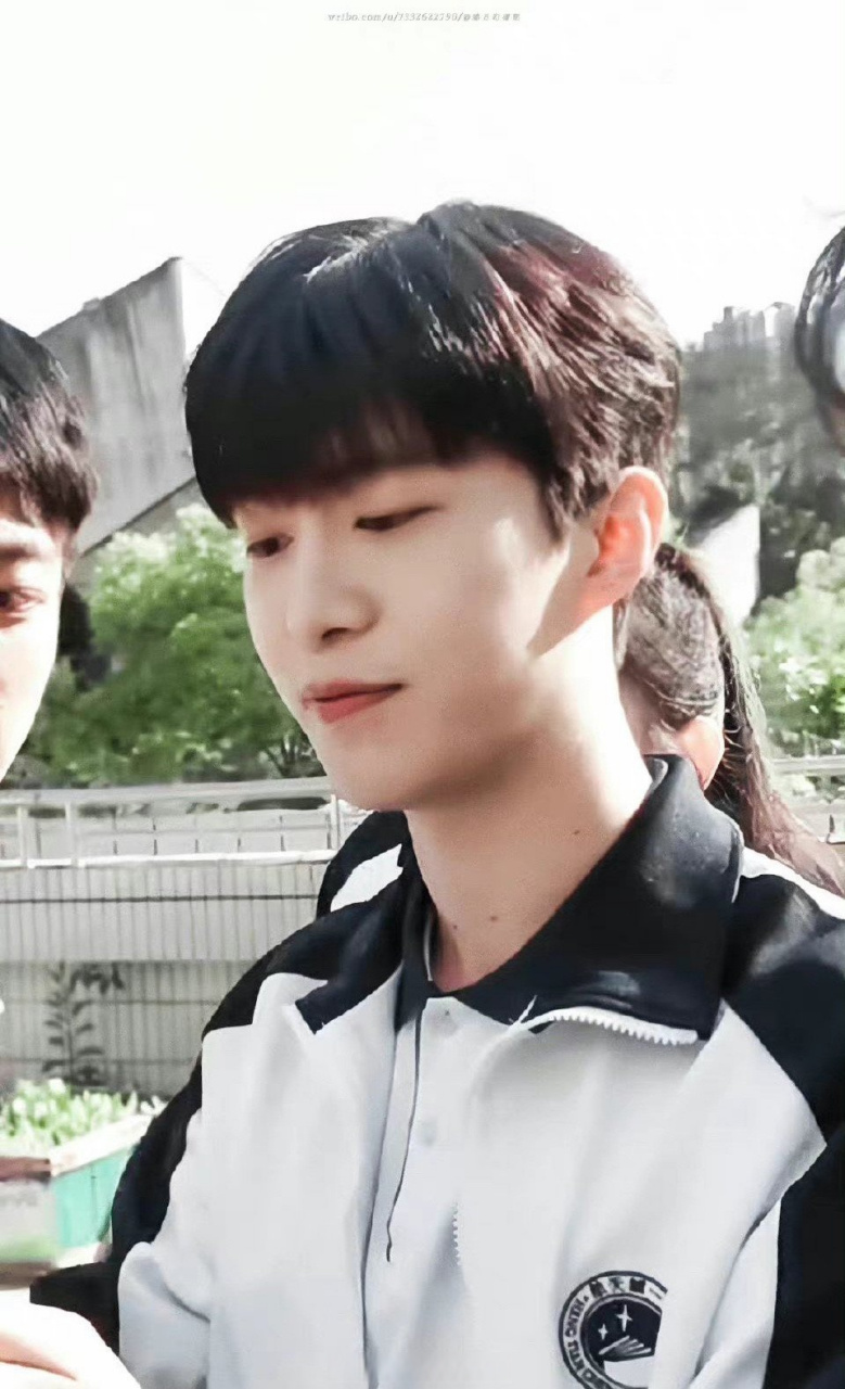 范丞丞校服造型片场花絮#范丞丞校服路透这也太好看了,清纯男高啊真 
