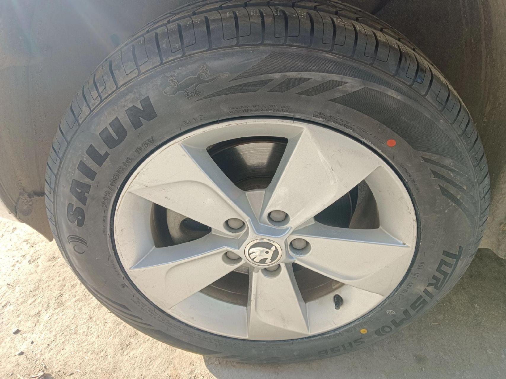 大众斯柯达野帝更换赛轮轮胎215-60-16两条,完美上车.