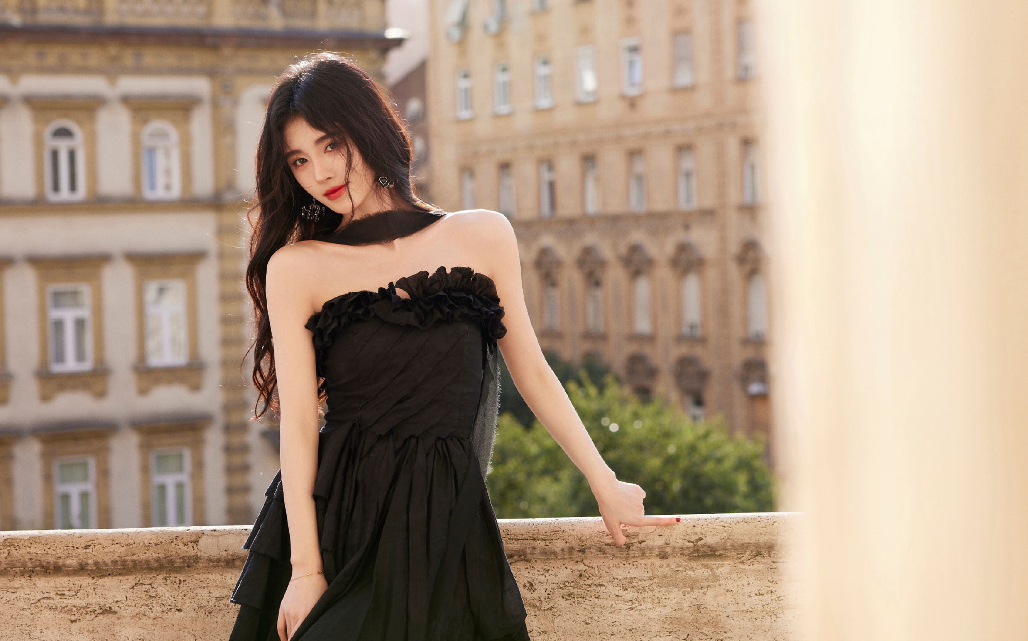 鞠婧祎黑色抹胸裙街拍大片