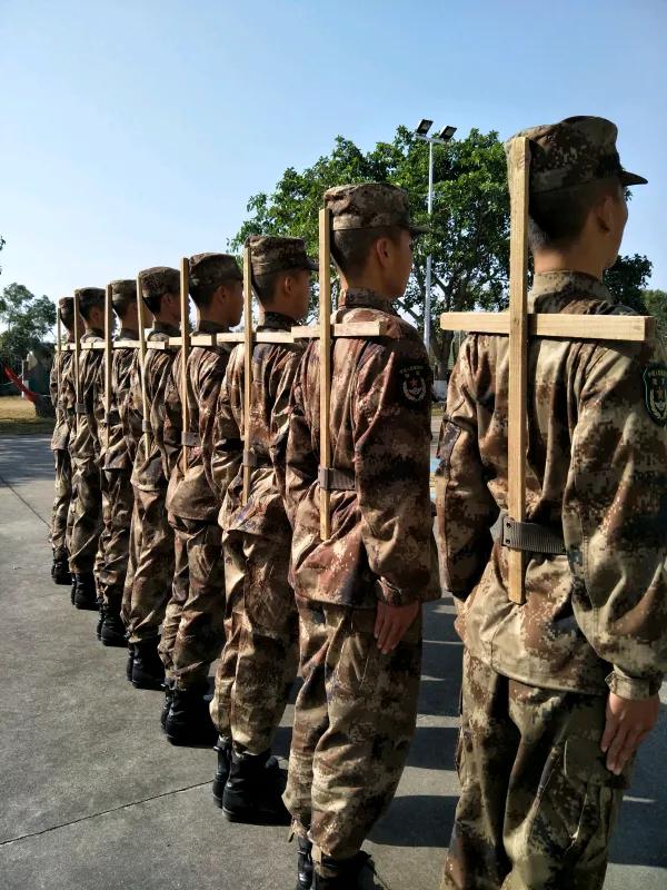 上午团里宣布了复员命令,下午连队组织老兵外出购物