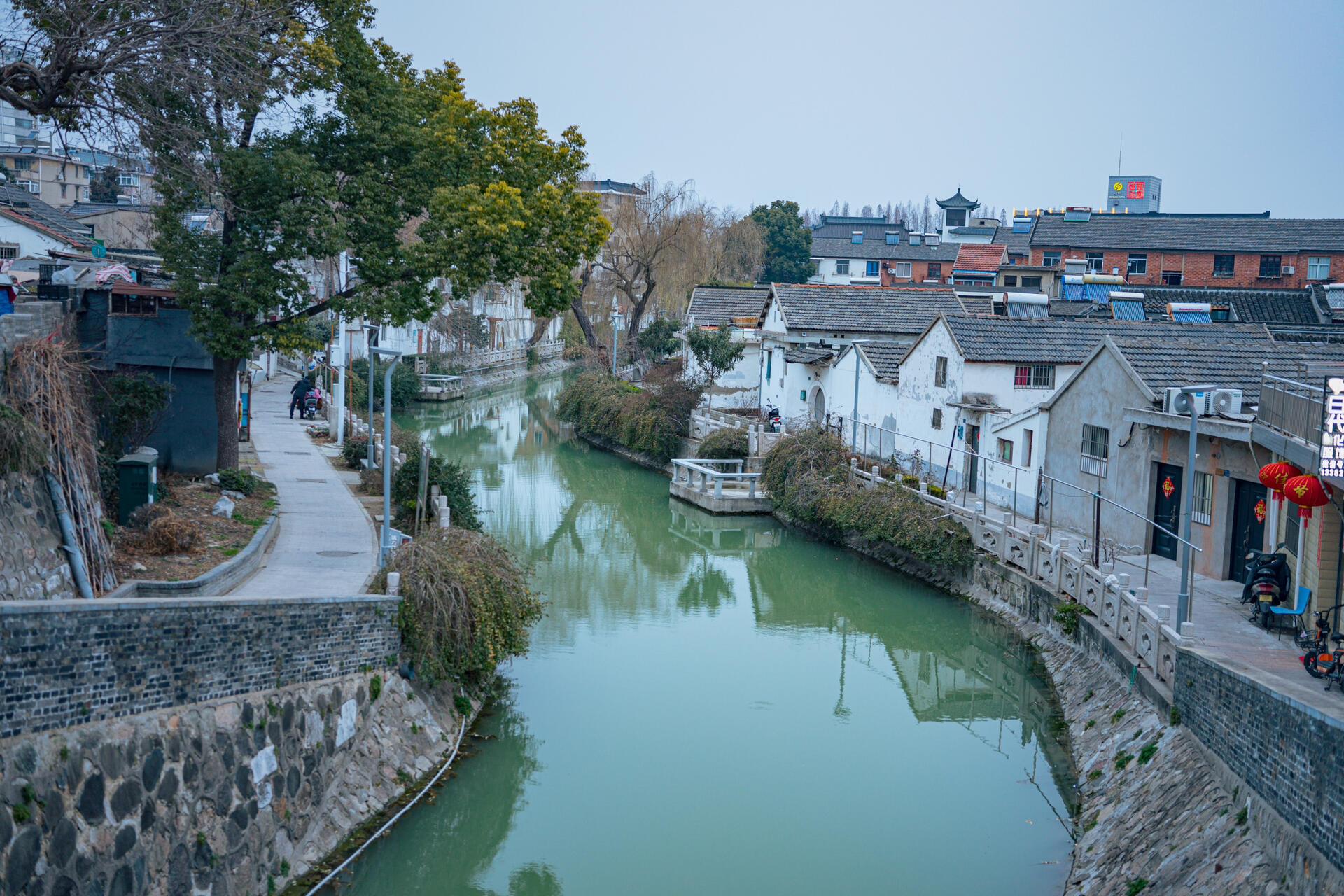 来到扬州的第一个目的地-东关街历史街区  春节期间到处都人满为患,没