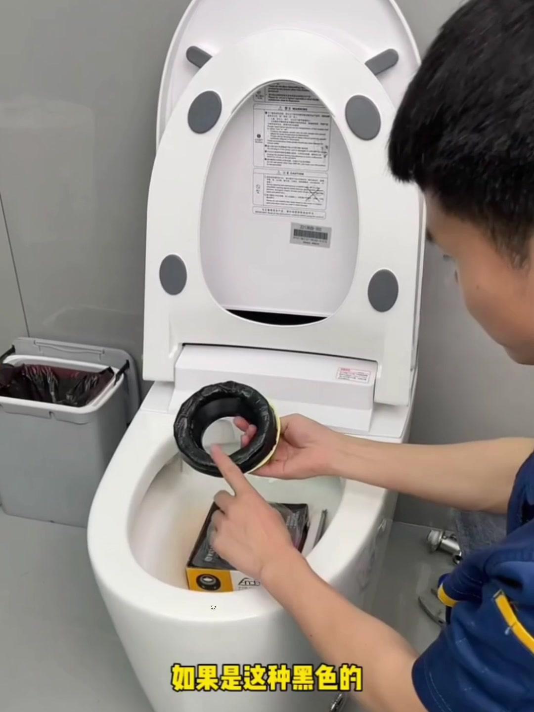 马桶这样安装确保不漏水反臭味  首先,卫生间贴完砖后,马桶排水管和