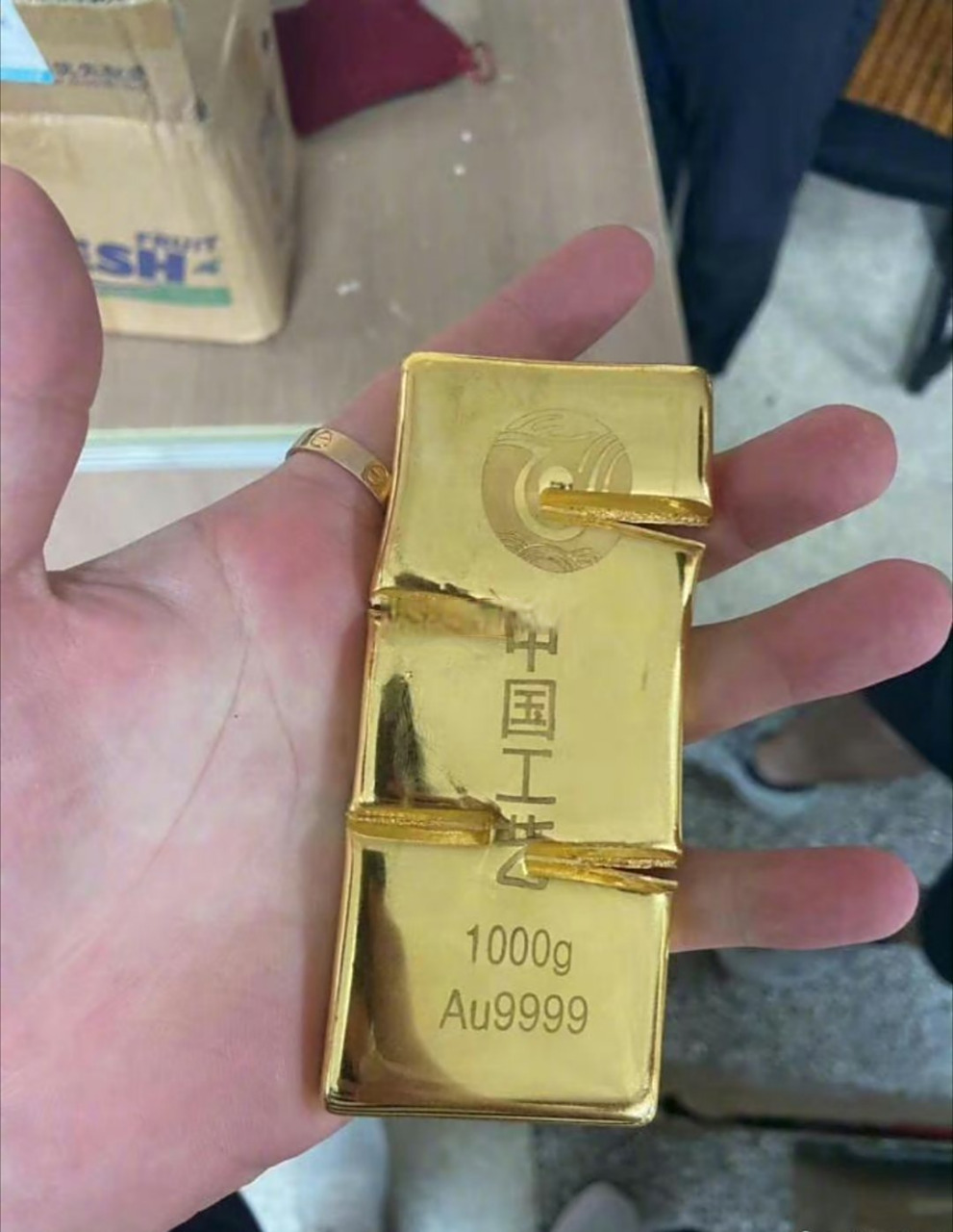 男子把买房送的1000克黄金卖了变现45万 买房送黄金,这不就是变相的