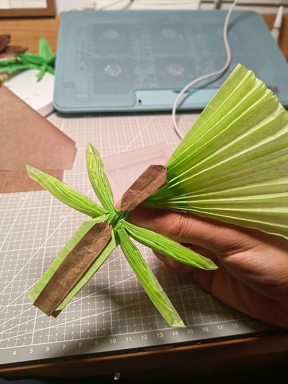 折纸大刀螳螂 狭翅大刀螳 设计&折拍:我 用纸:忘了多大的拷贝(估计