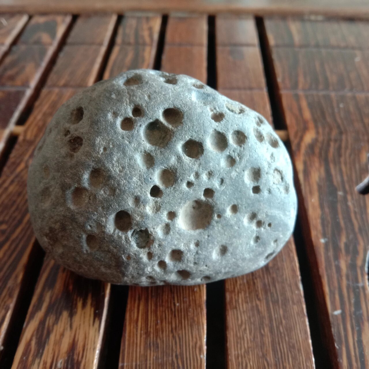 来吧,欣赏一下这个陨石精致的圆形气印