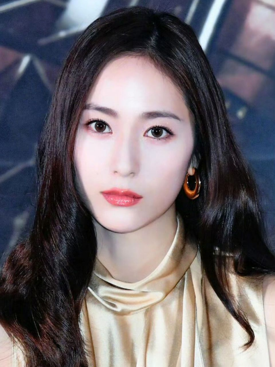 郑秀晶今日电影《蜘蛛窝》试映会生图 	 香槟金上衣配温婉长发,美丽