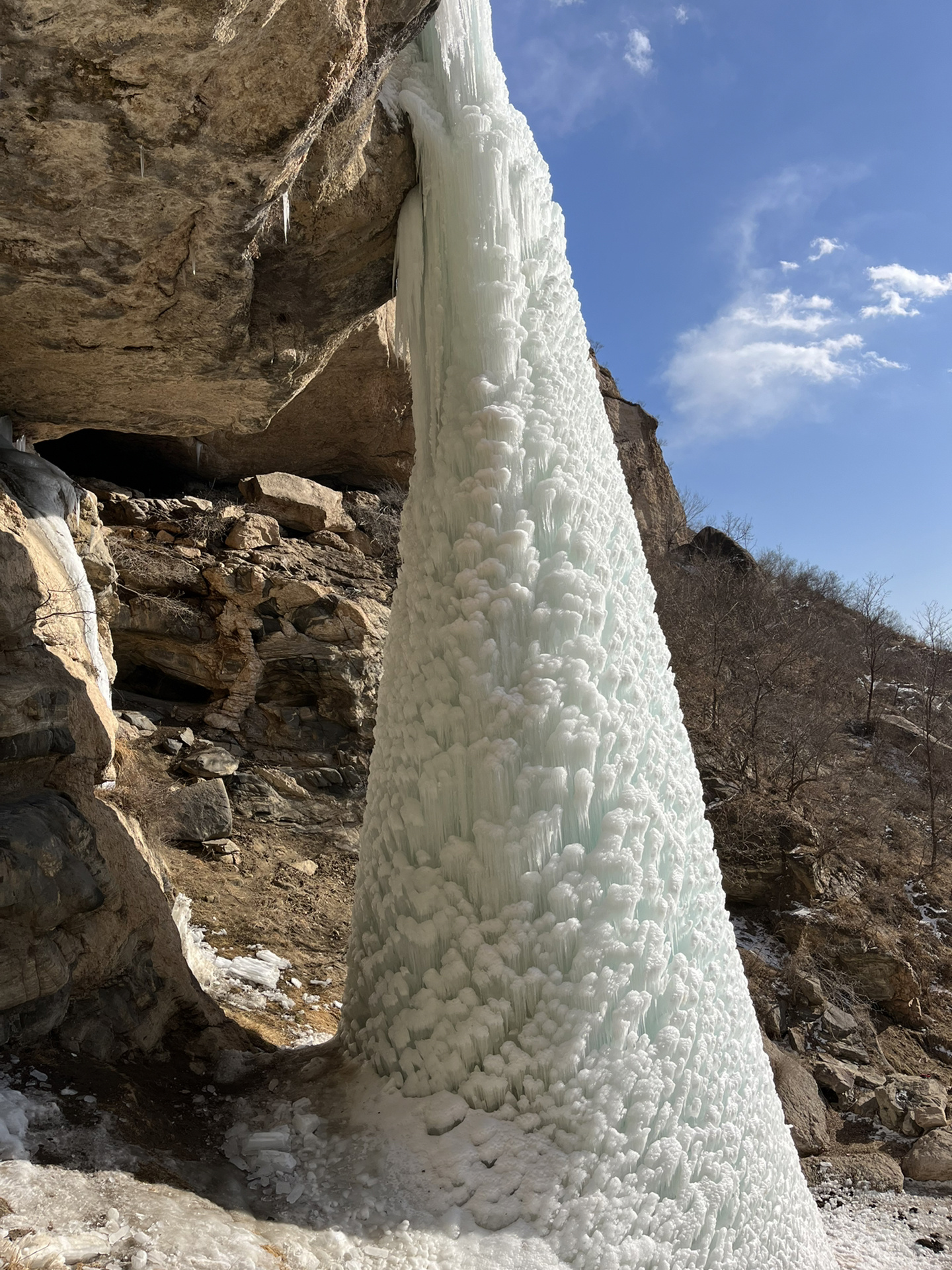 在石家庄平山东岸村有一处免费的天然冰瀑景观,距离石家庄70公里,两个